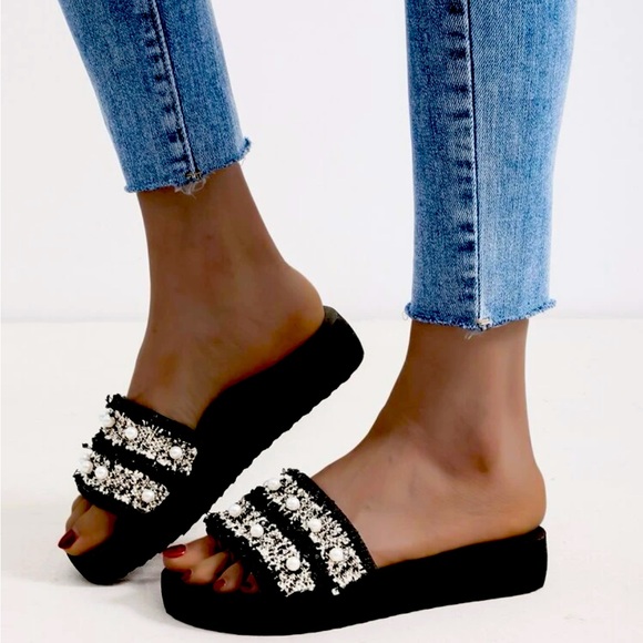 Faux pearl decor slides - Picture 1 of 3